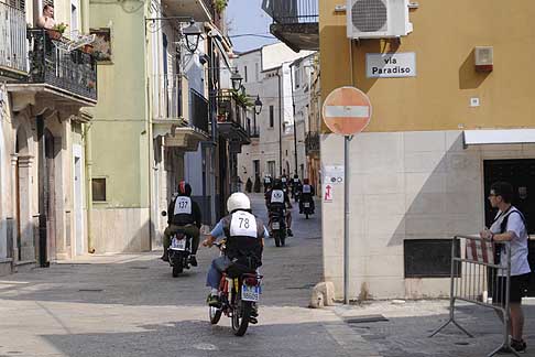 Milano Taranto 2015 - Carovana centro storico acquaviva chiude la MV Agusta 150 RS pilota Torri Angelo di Crema (CR)